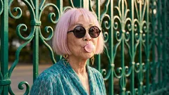 50歳を過ぎてからの髪：女性が髪を明るい色に染めるのは普通のこと